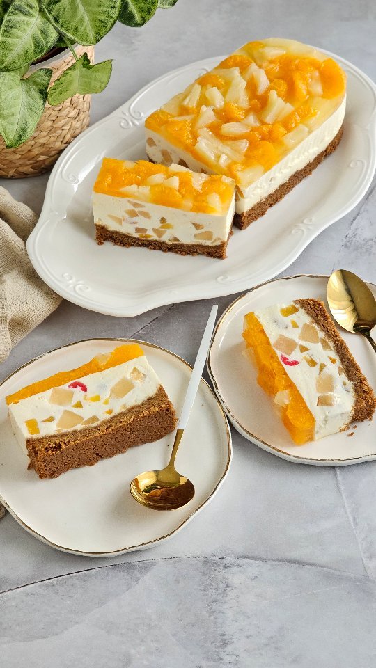 Se apropie o aniversare sau o masa in familie? Cauti un tort pe care sa il pregatesti usor, care sa fie light, aerat, plin de fructe si totusi sa faca senzatie pe masa de sarbatoare? Am pentru tine reteta perfecta – TORT FARA COACERE CU FRUCTE DIN COMPOT!⠀
Tavă de 31x11cm (dreptunghiulară) sau rotunda de 30-32cm.
⠀
Ingrediente pentru 15-20 portii⠀
· 250g biscuiti Spekulatius ⠀
· 125g unt ⠀
· o conserva lapte condensat⠀
· 200ml smantana dulce pentru frisca ⠀
· 300g crema de branza natur ⠀
· 1 lingurita esenta vanilie ⠀
· 2 conserve mandarine in sirop ⠀
· 1 conserva fructe tropicale in sirop ⠀
· 2 conserve ananas in sirop ⠀
⠀
Dam biscuitii prin blender si ii amestecam cu untul topit. Punem in tava, apasam intr-un strat uniform, cu ajutorul unui pahar. Dam la rece pana pregatim umplutura.⠀
⠀
Amestecam 50ml apa rece cu 2 pliculete de gelatina. Lasam departe 10 minute sau pana avem un jeleu.⠀
⠀
Intre timp, amestecam cu mixerul smantana dulce pentru frisca, laptele condensat, crema de branza. Adaugam vanilie dupa gust.⠀
⠀
Cand gelatina are consistenta unui jeleu, o topim la baie de abur sau in cuptorul cu microunde, pana este lichida. Avem grija sa NU dea in clocot, ci doar sa se topeasca. Punem in cremă, amestecam.
⠀
Scurgem fructele din compot, pastrand siropul de la fructele preferate. Avem nevoie pentru reteta de 150-200ml sirop din compot. Jumatate din cantitatea de fructe o punem in crema, jumatate o pastram pentru decor.⠀
⠀
Turnam crema in tava, peste blatul de biscuiti. Nivelam cu spatula. Dam la rece 1-2 ore sau pana crema este bine legata si are o pojghita, care sa sustina fructele.⠀
⠀
Cand crema este intarita, punem fructele ramase deasupra, intr-un strat uniform. Incalzim siropul pastrat departe, fara a-l lasa sa dea in clocot. Tragem de pe foc, adaugam un pliculet de gelatina, amestecam pana este topita. Lasam sirop sa se raceasca la t° camerei, apoi il turnam peste fructe. Dam tortul la rece minim 6 ore inainte de feliere.⠀
⠀
Enjoy ❤️⠀
⠀
#teoskitchen #gospodiva #tort #cake #nobake #easyrecipes #easymeals #baker
⠀