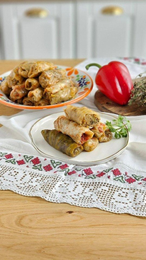 Indiferent ca tineti post sau doriti sa variati meniul saptamanal, SARMALELE CU CIUPERCI sunt o idee buna! Stiti vorba aia: sarmalele sunt greu de rulat si usor de mancat si, intr-adevar, chiar daca este o reteta care va ocupa 2-3 ore, partea frumoasa este ca aveti sarmalute pentru cateva zile!⠀
⠀
Ingrediente 50 bucati:⠀
· 2 pungi varza murata pentru sarmale (2 kg)⠀
· o legatura marar si cimbru uscate⠀
· o ceapa alba mare⠀
· o legatura ceapa verde⠀
• 3-4 catei usturoi⠀
· un ardei gras rosu⠀
· un ardei gras galben⠀
· 2 morcovi mari⠀
· 1 kg ciuperci champignon⠀
· 50ml ulei de masline ⠀
· 200g orez⠀
· 2 linguri mix condimente sarmale⠀
· sare, piper⠀
· boia afumata⠀
· 300ml passata de rosii ⠀
· 200-300ml apa⠀
⠀
Mai intai ne ocupam de varza, pe care o lasam in apa rece pana la folosire. In functie de cat de acra/sarata ne place varza, o lasam in apa rece mai mult sau mai putin.⠀
⠀
Pregatim legumele – dam ciupiercile prin blender sau le taiem marunt din cutit. Taiem ardeii cubulete. Curatam morcovii si ii dam pe razatoarea mare. Taiem marunt ceapa si usturoiul verde. Intr-o cratita turnam uleiul de masline, punem ceapa, usturoiul, ardeii, orezul si morcovi. Le calim la foc mic pana legumele sunt sticloase. Condimentam dupa gust cu sare, piper, mix de condimente, boia afumata.⠀
⠀
Punem legumele calite peste ciuperci, amestecam bine. Taiem cotoarele frunzelor de varza si partile mai noduroase, apoi le taiem in bucati potrivite in functie de cat de mari/mici dorim sa fie sarmalele.⠀
⠀
Pe fundul oalei punem crengute de cimbru si marar. Acoperim cu un strat uniform de frunze de varza. Aranjam sarmalutele in oala, fara a le inghesui, pentru ca orezul se umfla la fierbere. Intre straturi punem cate 2 linguri de piure de rosii, il intindem cu lingura. La final, acoperim sarmalele cu varza tocata marunt si un strat de sos de rosii. Presaram cimbru, turnam 200-300ml apa. ⠀
⠀
Fierbem la foc foarte mic, cu capac, pana varza si orezul sunt fierte. Timpul de fierbere variaza in functie de varza folosita. Daca apa scade si sarmalele nu sunt fierte, mai adaugam apa (100ml).⠀
⠀
Sa va fie de cel mai bine si post cu folos! 🫶⠀
⠀
#teoskitchen #gospodiva #vegan #sarmale #romaniamagica ⠀