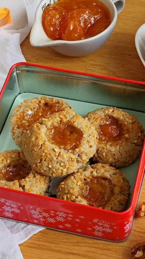 BISCUIȚI DE CASĂ CU NUCĂ – o idee minunată pentru platoul cu deserturi de Crăciun sau un cadou comestibil, făcut cu suflet, pentru cei dragi!⠀
⠀
Ajunge să puneți biscuiții într-un borcănel drăguț, să atașați o fundă frumoasă, o felicitare și gata! ⠀
⠀
Ingrediente pentru 30 buc:⠀
• 2 ouă⠀
• 160g unt moale⠀
• 200g zahăr⠀
• esență lămâie sau vanilie⠀
• 250g nucă măcinată⠀
• 300g făină⠀
• un pliculeț praf de copt⠀
• un praf sare⠀
• dulceață pentru umplutură⠀
• miez de nucă pentru crusta⠀
⠀
Încingem cuptorul la 180°C și tapetăm cu hârtie de copt cele 2 tăvi mari ale aragazului. Toate ingredientele folosite trebuie să fie la t° camerei, deci le scoatem pe blatul din bucătărie cu minim 2 ore înainte de folosire.⠀
⠀
Putem folosi un robot de bucătărie sau un mixer. Amestecăm ouăle, zahărul, untul moale, vanilia, nuca măcinată, făina, praful de copt, sare, până avem un aluat omogen, bine legat.⠀
⠀
Facem un disc din aluat și îl dăm la rece minim 30-60min înainte de folosire. Cu mâinile ușor umede, modelăm bile din aluat, de mărimea unei mingi de ping-pong. Dăm fiecare bilă de aluat prin nucă măcinată sau crantz de nuci/alune.⠀
⠀
Cu ajutorul unei linguri de lemn, facem adâncituri în fiecare bilă de aluat. Umplem cu gemul preferat. Dăm la cuptor 15-20 min sau până biscuiții sunt aurii.⠀
⠀
Scoatem tava din cuptor și îi lăsăm să se răcorească puțin, apoi îi putem muta pe un gratar pentru răcirea completă.⠀
⠀
Alături de Kebene vă dorim Sărbători Fericite și nu uitați…după mesele copioase? Kebene! Și starea de bine, revine! ❤️⠀
⠀
(P) #teoskitchen #gospodiva #kebene #kebeneplus #biscuiti #fursecuri #christmascookies