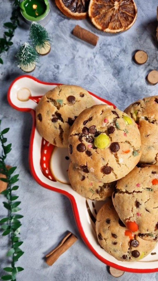 COOKIES - salvează rețeta și ea te va salva pe tine! Cei mici adoră fursecurile, iar rețeta asta nu dă greș niciodată!⠀
⠀
Ingrediente pentru 10 bucati⠀
· 120g unt la t° camerei⠀
· 100g zahar brun ⠀
· 50g zahar tos⠀
· 1 ou mare (marimea L sau XL)⠀
· 1 linguriță vanilie ⠀
· 300g făină ⠀
· 1 pliculeț praf de copt ⠀
· 100g chipsuri de ciocolată⠀
· 100g bomboane de ciocolată (M&M)⠀
· 3 lingurițe decorațiuni de zahăr⠀
⠀
Încingem cuptorul la 180°C, cu ventilație. ⠀
⠀
Punem într-un bol untul, zahărul brun și zahărul tos, vanilia. Amestecăm cu spatula până obținem o pasta. Adăugăm oul, amestecăm până e încorporat. Punem făină și praful de copt. Amestecăm la început cu spatula, apoi cu mâna până avem un aluat omogen. ⠀
⠀
Adăugăm ciocolata, bombonelele si le incorporam cu mâna. Modelăm 10 bile de aluat. Le așezăm în tavă, pe hârtie de copt, lăsând minim 4 cm distanță între ele.⠀
⠀
Coacem 10-12 minute sau pana biscuiții sunt rumeniți. Îi lăsăm să se răcească puțin în tavă, apoi îi mutăm pe un grătar de bucătărie, pentru răcirea completă.⠀
⠀
Cand sunt complet reci, trebuie sa ii tinem in recipiente inchise ermetic pentru a se fragezi. Enjoy ❤️⠀
⠀
#teoskitchen #gospodiva #biscuiti #cookies #christmasbaking #craciun #fyp