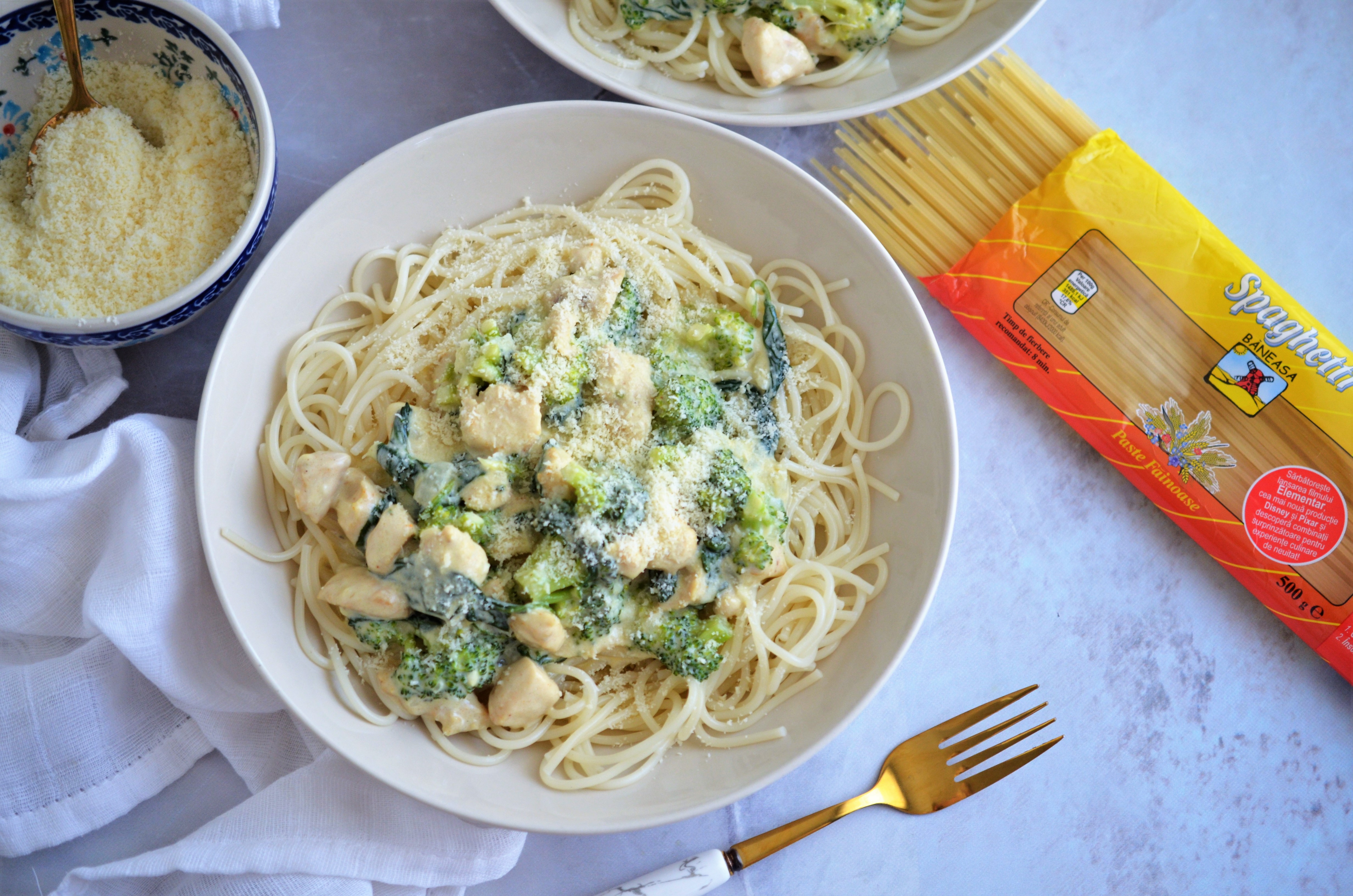 Spaghetti cu pui, broccoli si sos alb