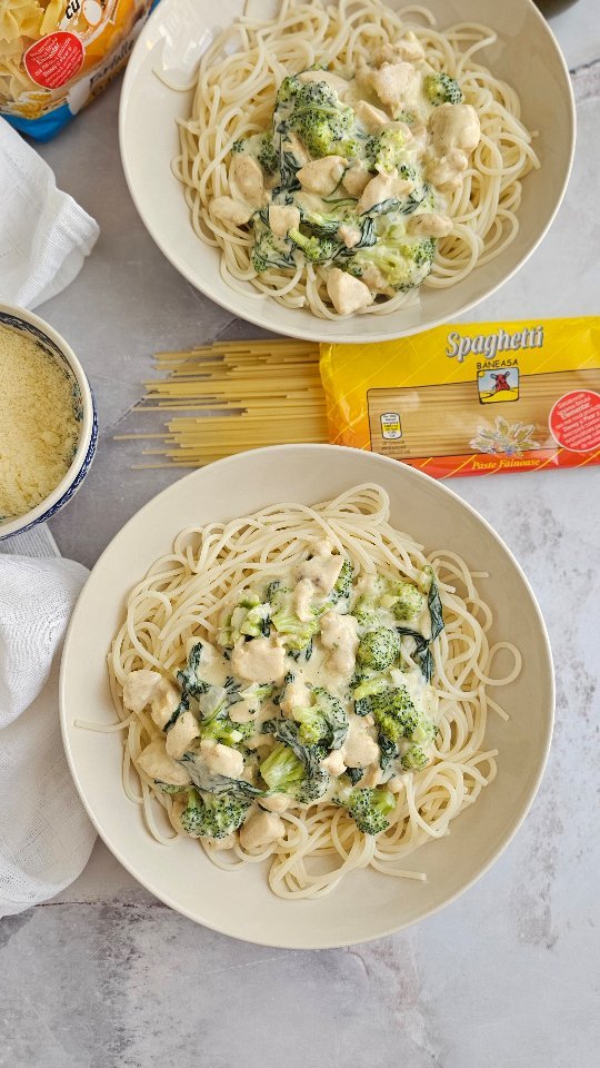 [Salvează rețeta și ea te va salva pe tine] Daca iti plac pastele cu sos alb, trebuie neaparat sa incerci reteta aceasta de SPAGHETTI CU PUI, BROCCOLI ȘI SOS ALB! 🍝🍗🥦⠀
⠀
Ingrediente pentru 4 portii:⠀
· 350g spaghetti Baneasa⠀
· 30ml ulei de masline⠀
· 400g piept de pui⠀
·  2 lingurite mix de condimente pentru pui⠀
· o ceapa alba mare⠀
· 5-6 catei usturoi⠀
· o capatana broccoli (500g broccoli congelat)⠀
· 100g spanac⠀
· 500ml smantana dulce pentru gatit⠀
· sare, piper dupa gust⠀
·  80g parmezan proaspat razuit⠀
⠀
Mai intai ne ocupam de broccoli – il spalam foarte bine, il taiem in buchetele mici. Punem la fiert 2 litri de apa cu putina sare. Fierbem broccoli pana este al dente, respectiv furculita intra usor in el, insa nu il fierbem mai mult decat este necesar. Scurgem broccoli intr-o sita si il lasam sub jet de apa rece sau intr-un bol de apa cu gheata pentru a opri procesul de fierbere.⠀
⠀
Taiem pieptul de pui in cubulete mici, il stropim cu putin ulei de masline si il condimentam dupa gust, folosind mix-ul de condimente preferat. Intr-o cratita incapatoare incingem uleiul de masline si prajim puiul pana cubuletele sunt rumenite pe toate partile. Adaugam ceapa alba taiata marunt si usturoiul trecut prin presa. Le calim impreuna cu puiul, la foc mediu, amestecand des, pana ceapa devine sticloasa.⠀
⠀
Adaugam spanacul, lasam pe foc pana se inamoaie. Punem apoi si broccoli, si smantana dulce. Lasam sosol sa fiarba la foc mic 5-6 minute, apoi adaugam si parmezanul.⠀
⠀
Intre timp punem la fiert 5 litri de apa intr-o oala incapatoare. Cand apa da in clocot, adaugam ½ lingurita sare si pastele. Fierbem 8 minute, timpul indicat pe ambalaj sau pana pastele sunt al dente. Le punem peste sos si amestecam bine. Enjoy 🤍⠀
⠀
Sarbatoreste lansarea filmului ELEMENTAR, cea mai nouă productie Disney si Pixar, exclusiv la cinema! Cumpara cel putin 2 produse @paste.Baneasa - spaghetti, farfalle sau faina - cu ambalaj promotional, inscrie bonul fiscal pe site-ul Băneasa si poti castiga premii de colectie!⠀
⠀
#teoskitchen #gospodiva ⠀
#elementar #pixarelementar #pixar #disney #disneypixar #lansarefilm #lacinema #animatie #animatedmovie ⠀
#pasta #pastalover #broccoli