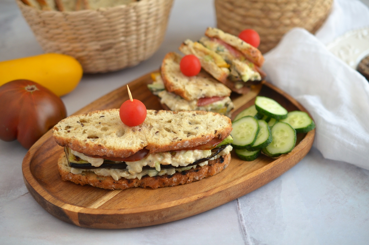 Sandwich vegetarian cu salata de naut