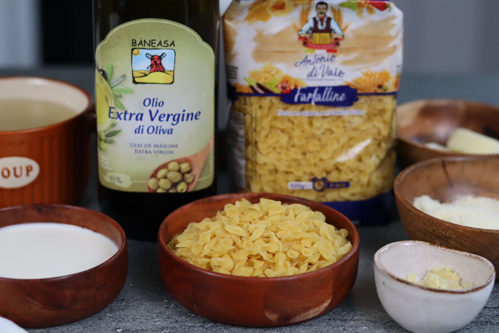 Farfalline cremoase cu parmezan si usturoi