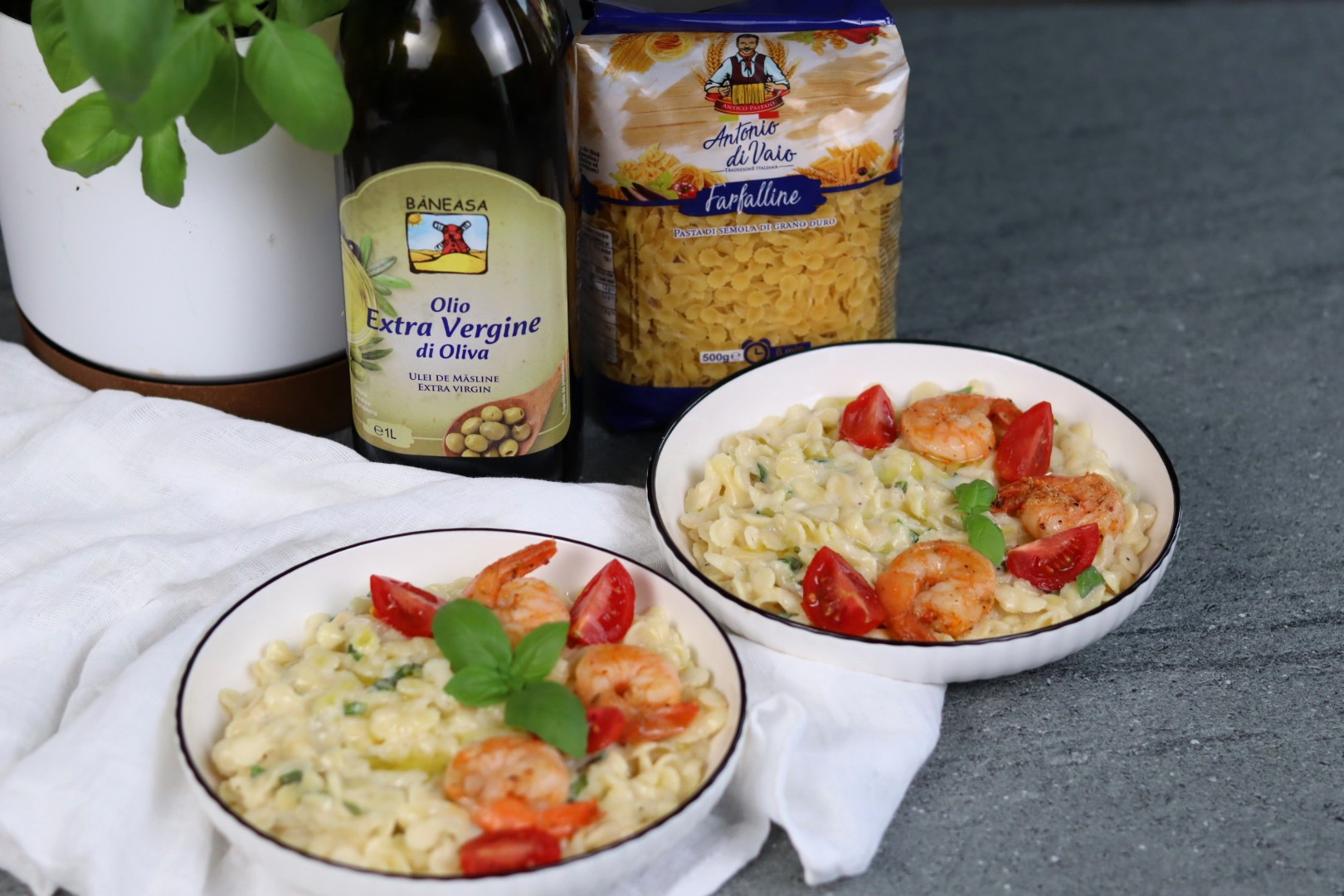 Farfalline cremoase cu parmezan si usturoi