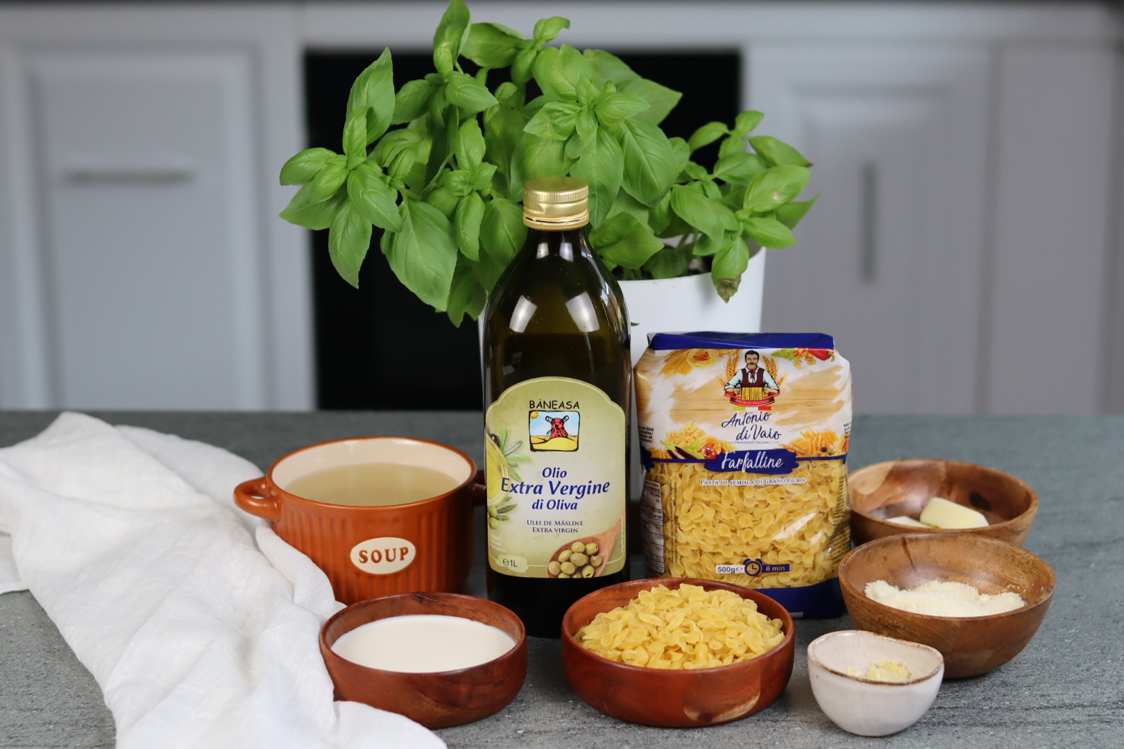 Farfalline cremoase cu parmezan si usturoi