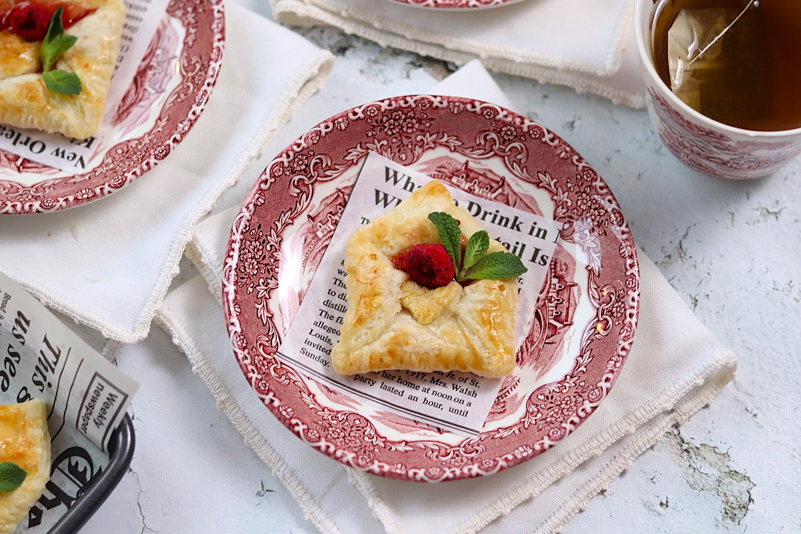 Pliculete din foitaj cu dulceata de capsuni