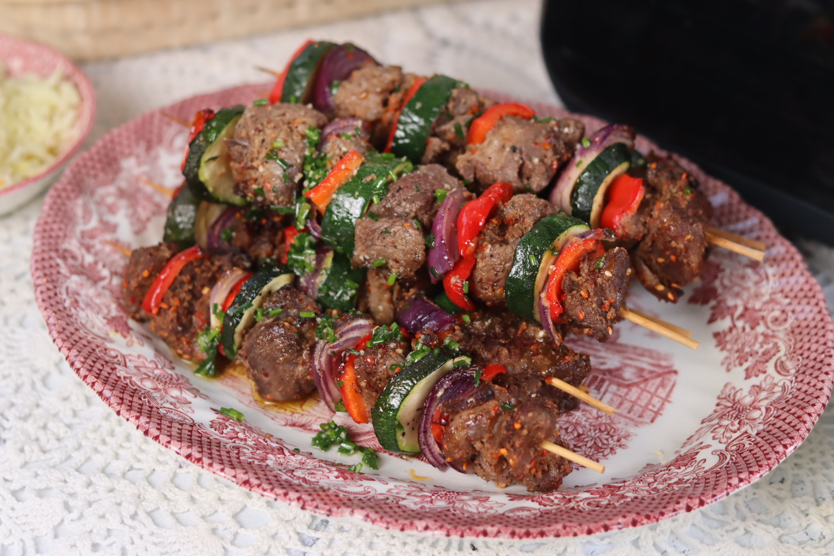 Frigarui de berbecut la airfryer Breville cu rotisor